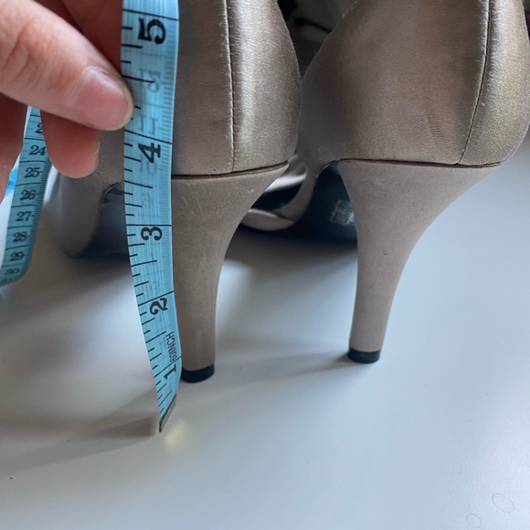 ⭐️SOLD⭐️Grey Satin Heels - Picture 3 of 3